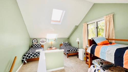 a attic bedroom with two beds and a window at Waking up in the Nature in Campton