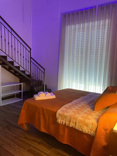 una camera da letto con un grande letto con una grande finestra di Casa Signoria a Napoli
