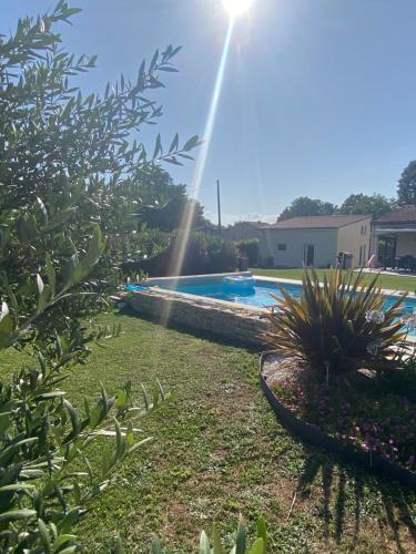 - une piscine dans une cour baignée de lumière naturelle dans l'établissement Tiny-house chez l'habitant, à Lautrec