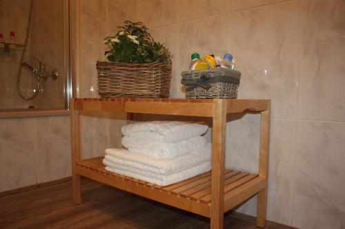 a shelf with towels and baskets on it in a bathroom at Apartamento Turístico Cigüeña de Alfaro in Alfaro
