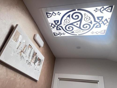 a room with a ceiling with a decorative light at Apartamentos Numancia in Garray