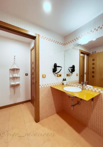 a bathroom with a sink and a mirror at JoaquinLoriga18 By Vigovacaciones in Vigo