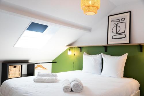 une chambre avec un lit avec deux serviettes dessus dans l'établissement Duplex T3 moderne et lumineux Angers, à Angers