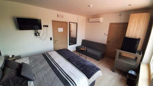 een slaapkamer met een bed en een flatscreen-tv bij Veroli in Brugge