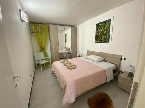 a bedroom with a bed with a pink blanket at Alloggio turistico Villa Camelia Lavinio in Anzio