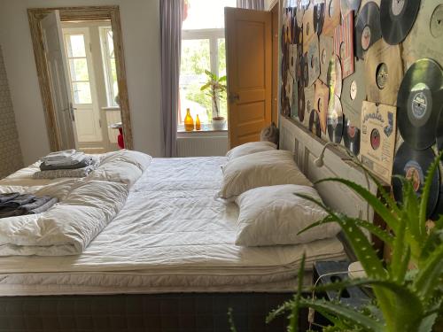 uma cama com almofadas num quarto em Mysig lägenhet i Prästgård nära Branäs em Sysslebäck