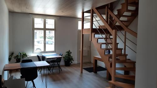 Zimmer mit einer Treppe, einem Tisch und einem Schreibtisch in der Unterkunft Veroli in Brügge