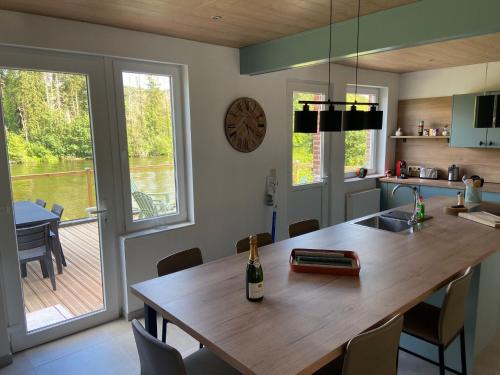 eine Küche mit einem Tisch und einer Flasche Wein darauf in der Unterkunft La Villa Wellness in Hastière-par-delà
