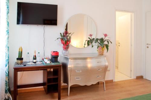 a dressing room with a mirror and a dresser at Arena d'Intorno in Verona