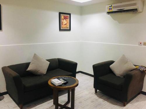 a living room with two chairs and a table at ميرا سويت للشقق المخدومة in Jeddah