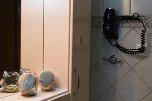 - une salle de bains avec un téléphone à l'angle d'un lavabo dans l'établissement G & A APARTMENT, à Orestiáda