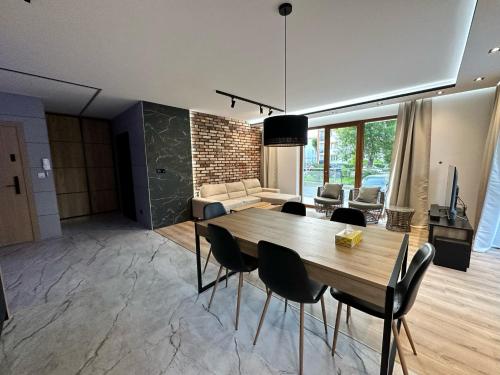 een eetkamer en een woonkamer met een tafel en stoelen bij Apartament Family w Czeladzi, FV, 8km do Katowic in Czeladź