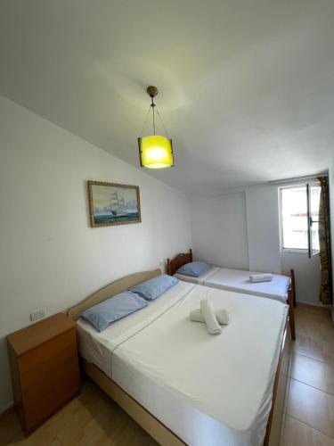 um quarto com 2 camas e uma luz em House for rent Jurgen em Golem