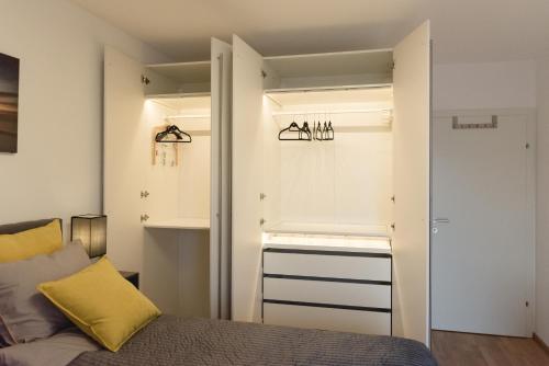ein Schlafzimmer mit einem Bett und einem Schrank in der Unterkunft Apartment Centro - YOUR 2nd HOME in GRAZ in Graz