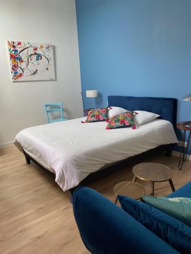 1 dormitorio con 1 cama grande y 1 sofá en Amaryllis aux Bords de Loire, en Les Rosiers