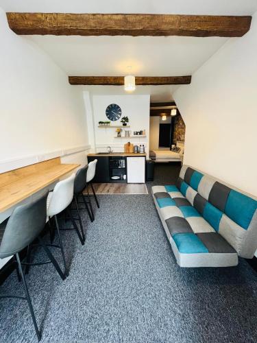 una sala de estar con un sofá y una mesa en Wild Atlantic Way Rentals, en Kenmare