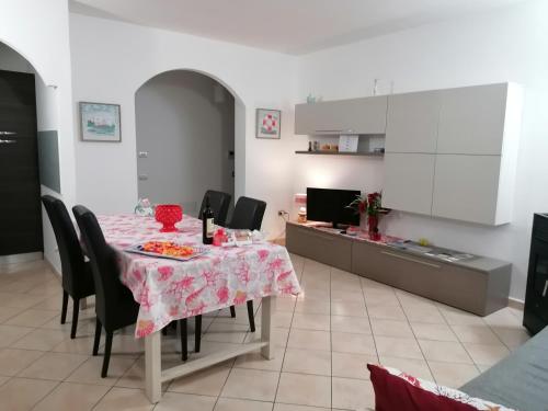 eine Küche und ein Esszimmer mit einem Tisch und Stühlen in der Unterkunft La Stella Marina in Bari Sardo