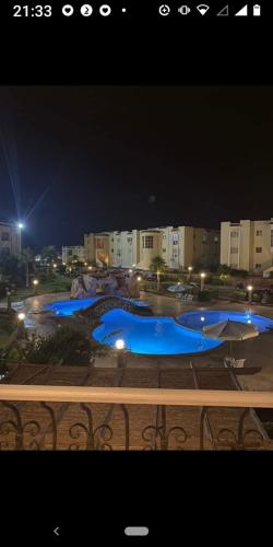 een groep zwembaden 's nachts bij قرية غرناطه الاسكندريه الساحل الشمالي in Alexandrië