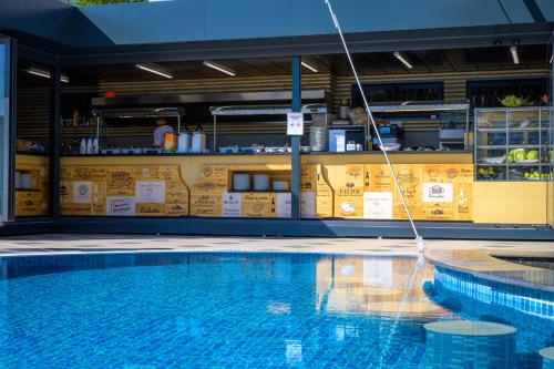 Effect Grand Victoria Hotel - Ultra All Inclusive في ساني بيتش: مسبح بخرطوم في مستودع