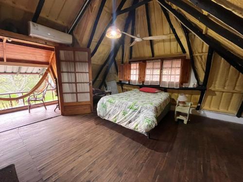 1 dormitorio con 1 cama en una habitación con techo en Tucu Tucu en Mercedes