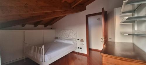 a room with a white bed in a room at LA MAISON ROSE in Leggiuno