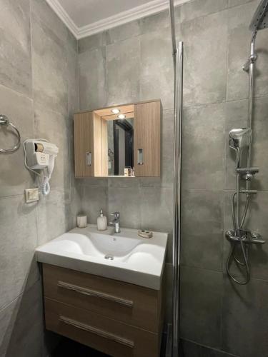 een badkamer met een wastafel en een douche bij Elia House in Chania