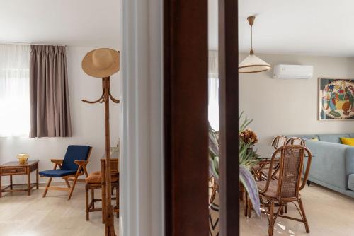 Χώρος καθιστικού στο Aelia Seafront 2 BDR Villa by Hospi