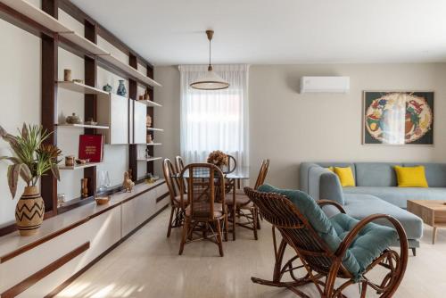 Χώρος καθιστικού στο Aelia Seafront 2 BDR Villa by Hospi