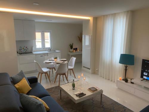 - un salon avec un canapé bleu et une table dans l'établissement Cap d ail Appartement aux portes de Monaco, à Saint-Antoine