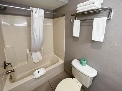 ein Badezimmer mit einem WC, einer Badewanne und einem Waschbecken in der Unterkunft Studio 6 Elkhart IN in Elkhart