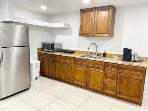 坦帕的住宿－Make yourself at home 1BR -1BA suite near airport，厨房配有木制橱柜和不锈钢冰箱。