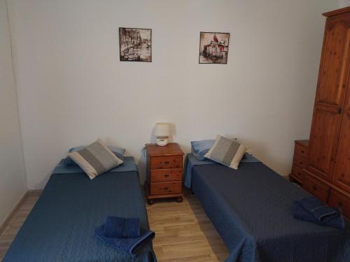 um quarto com 2 camas e uma cómoda em Homestay Naxxar em Naxxar