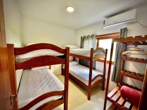 מיטה או מיטות קומותיים בחדר ב-Casa com Piscina no Peba