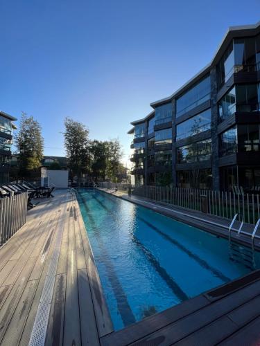 a swimming pool in front of a building at Departamento en pucon in Pucón