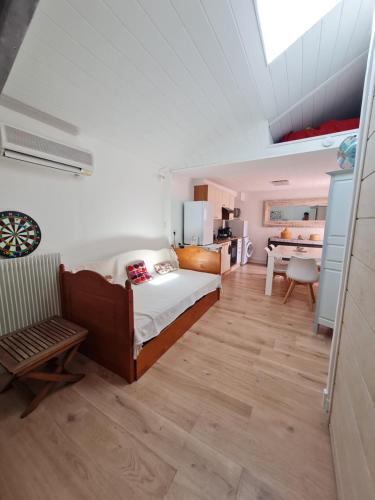 une chambre avec un lit et une salle à manger dans l'établissement Jolie T2, avec cour privée, à Frontignan