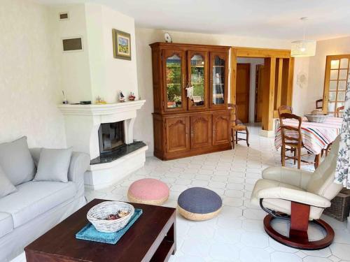 un salon avec un canapé et une cheminée dans l'établissement La maison de Carla, à Villers-sur-Mer
