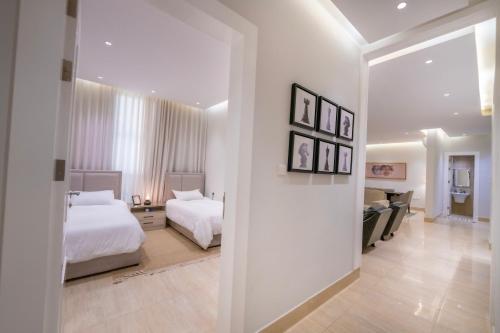 Krevet ili kreveti u jedinici u okviru objekta Luxurious Three Bedroom Apartment North of Riyadh شقة فخمة مكونة من ثلاث غرف نوم شمال الرياض