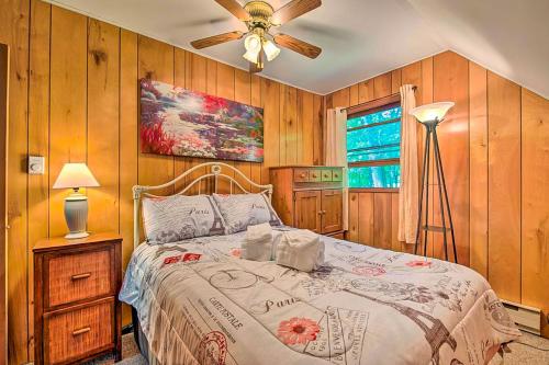 1 dormitorio con 1 cama y ventilador de techo en Mountain Escapade, en White Haven