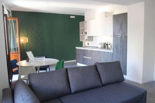 ein Wohnzimmer mit einem Sofa und einem Tisch in der Unterkunft Dimora 7 fontane in Paola