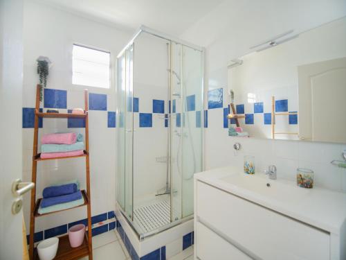 une salle de bain avec douche et lavabo dans l'établissement L'Oiseau de Paradis - Vue Mer Panoramique, à Les Trois-Îlets