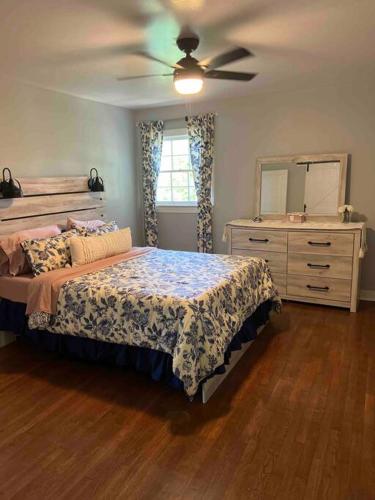 um quarto com uma cama e uma ventoinha de tecto em Newly renovated rancher with yard and garage! Furnished! em Williamsburg