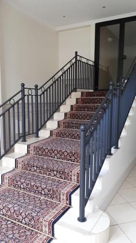 - un escalier dans un bâtiment avec un tapis dans l'établissement Appartement 65m2/2piéces/centre/parking privé, à Bordeaux