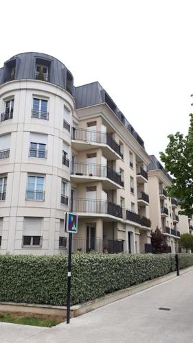 ein großes weißes Gebäude an der Straßenseite in der Unterkunft Appartement 65m2/2piéces/centre/parking privé in Bordeaux