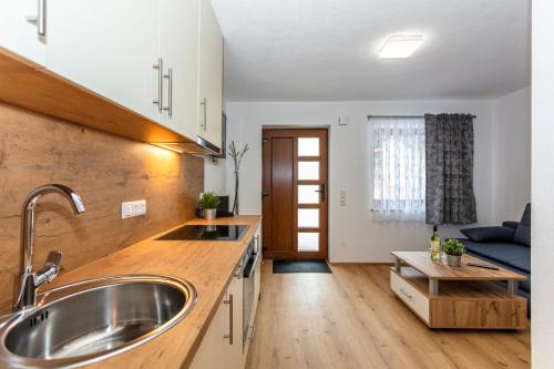 - une cuisine avec un évier et un comptoir dans l'établissement Villa Oberbichl, à Piesendorf