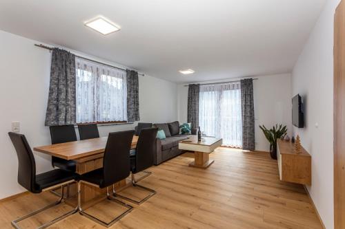 - un salon avec une table et un canapé dans l'établissement Villa Oberbichl, à Piesendorf