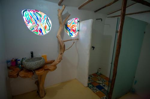 ein Zimmer mit einem Baum und zwei Spiegeln an der Wand in der Unterkunft Ecolodge Jaguarundi in Cali