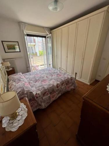 a bedroom with a bed and a table with a lamp at A cà di nonni in Albenga