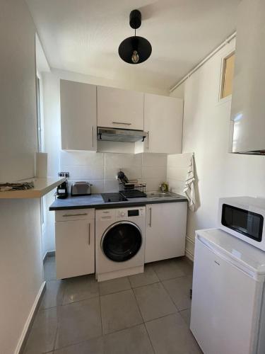 une cuisine avec un lave-linge et un lave-vaisselle dans l'établissement Paris Eiffel Flats, à Paris