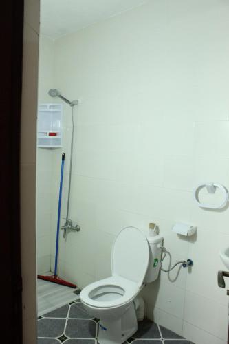 ein Bad mit einem WC und einer Dusche in der Unterkunft Studio in Oued Laou