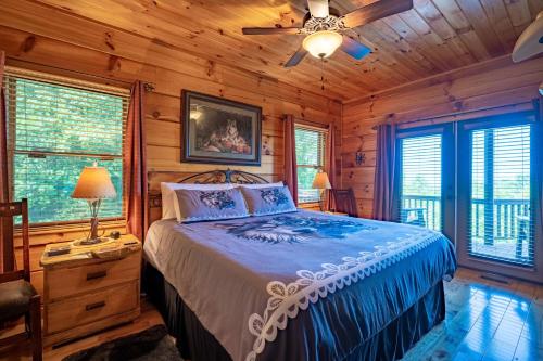 una camera con letto e ventilatore a soffitto di Outlaw Mountain Lodge Fire Pit and Panoramic Views! a Brasstown